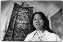 406389 Portret van een Tibettaanse vrouw te Utrecht.